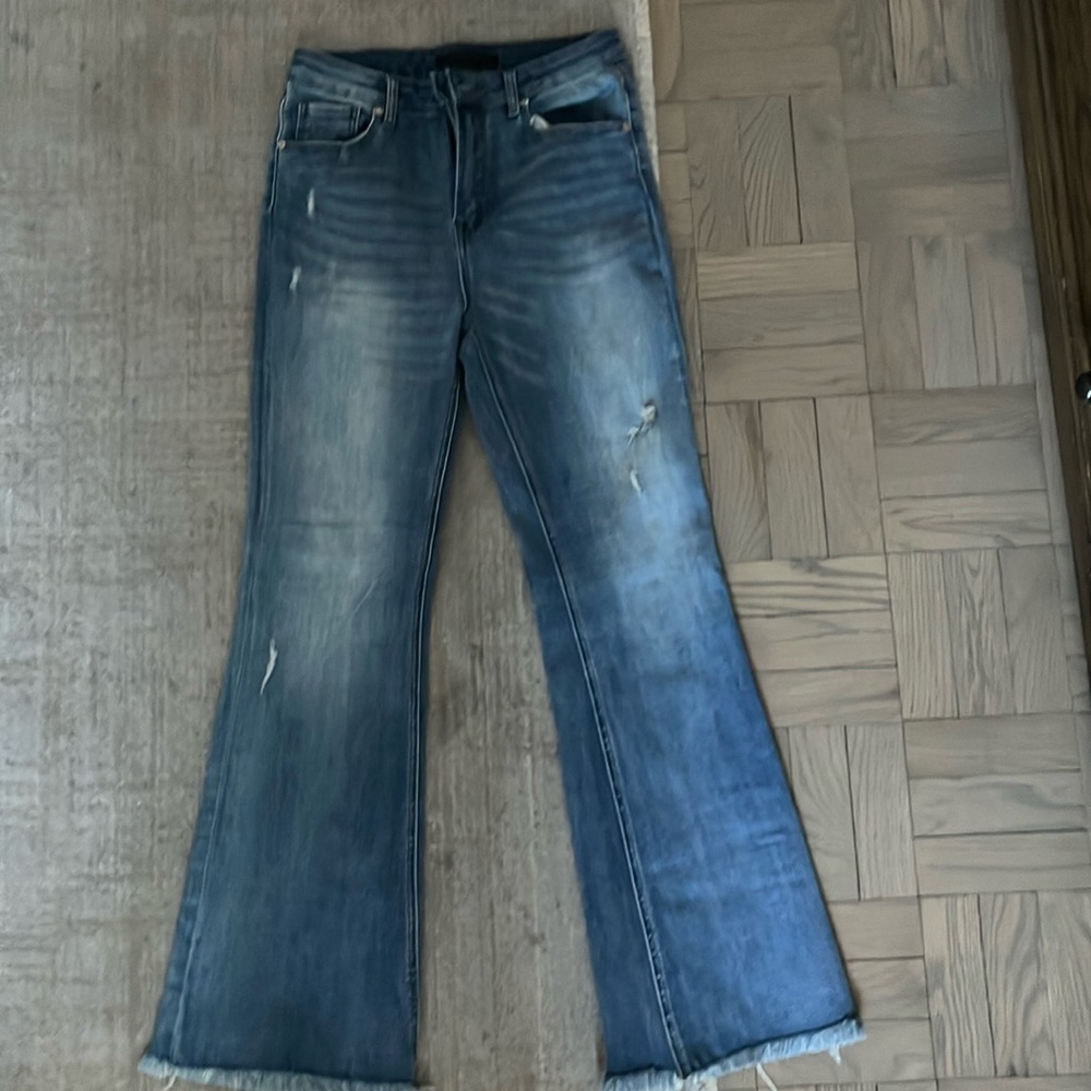 Risen high-rise jeans with frayed hems